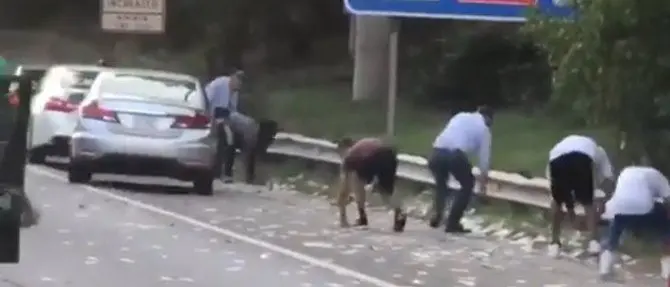 Usa, piovono soldi in autostrada: automobilisti in coda per raccoglierli