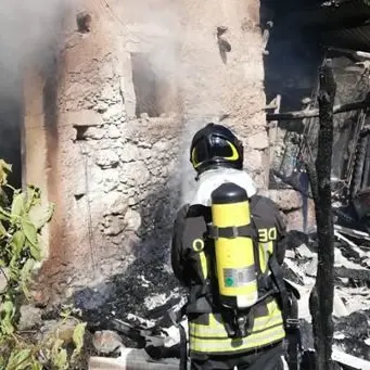 Carolei, in fiamme un casolare: intervengono i vigili del fuoco