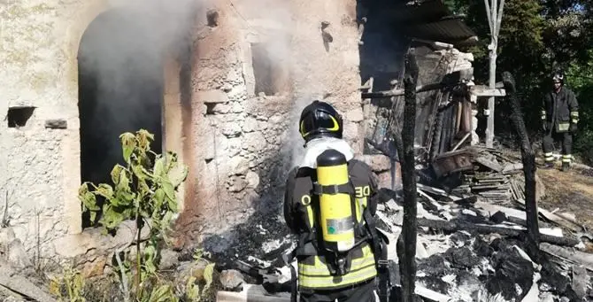 Carolei, in fiamme un casolare: intervengono i vigili del fuoco