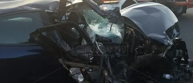 Drammatico incidente nella Locride, auto contro camion: grave una donna
