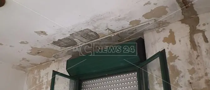 Catanzaro, piove nelle case popolari di viale Isonzo: «Aterp sorda alle segnalazioni»