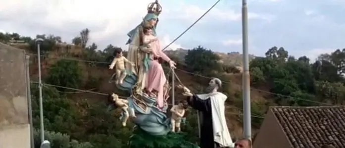 Salta la processione nel quartiere feudo dei boss, il parroco: «Nessuna imposizione»