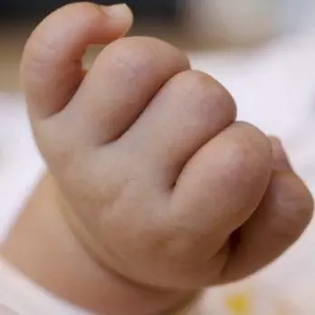 Lancia la figlia di 16 mesi dal balcone e poi si butta giù, muore la bimba