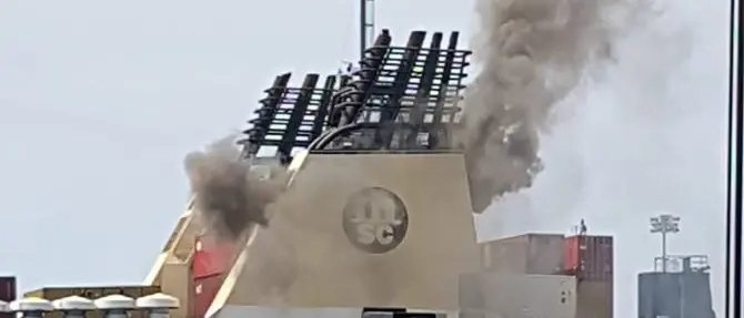 Paura al porto di Gioia, nave portacontainer in fiamme