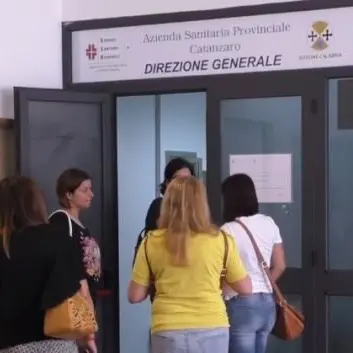 Catanzaro, i precari dell'Asp occupano la sede della Direzione generale