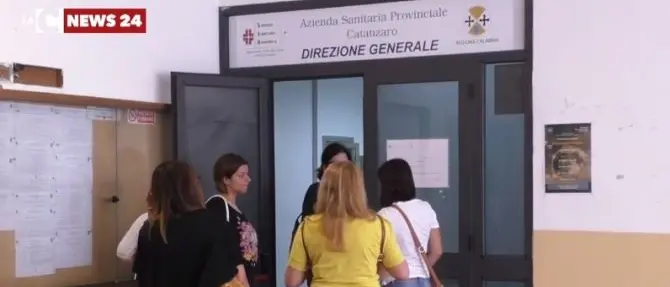 Catanzaro, i precari dell'Asp occupano la sede della Direzione generale