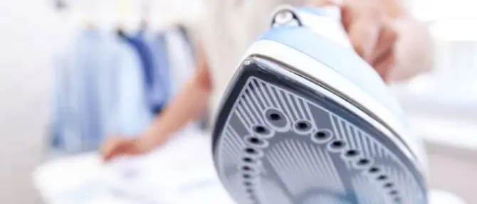 Punisce il figlio di 5 anni ustionandolo con il ferro da stiro, condannata