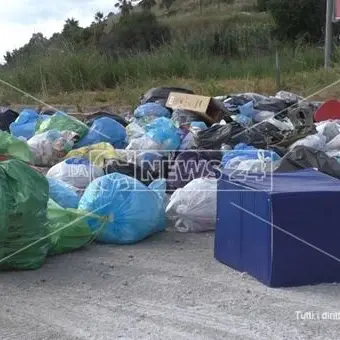 Il biglietto da visita per i turisti in Calabria? Cumuli di rifiuti sulla ss 18