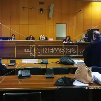 La Dda: «Teste non depone, è minacciato». Ma per i giudici «è una sua volontà»