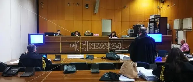 La Dda: «Teste non depone, è minacciato». Ma per i giudici «è una sua volontà»