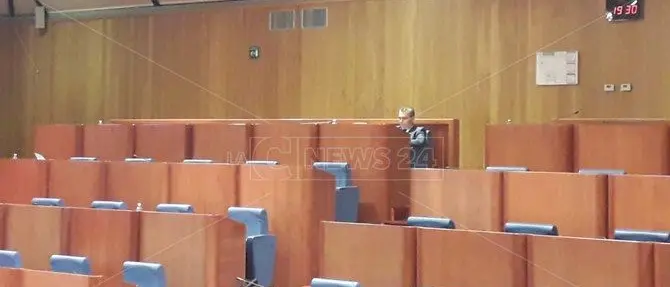 Maggioranza in vacanza da una vita: Oliverio salvato ancora dall'inciucio