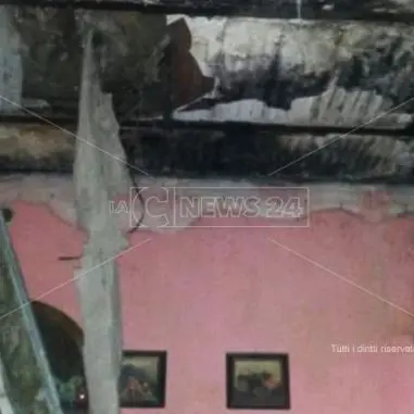 Maltempo, cede il solaio di una casa: tragedia sfiorata a Rossano