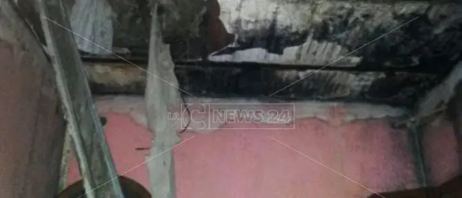 Maltempo, cede il solaio di una casa: tragedia sfiorata a Rossano