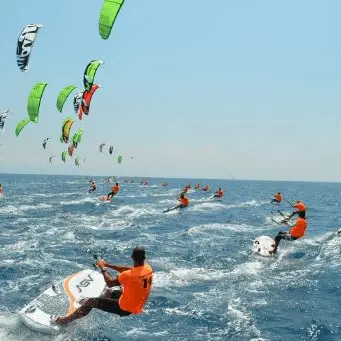 Il kitesurf dà spettacolo tra le onde di Gizzeria con i campionati mondiali