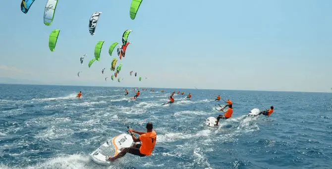 Il kitesurf dà spettacolo tra le onde di Gizzeria con i campionati mondiali