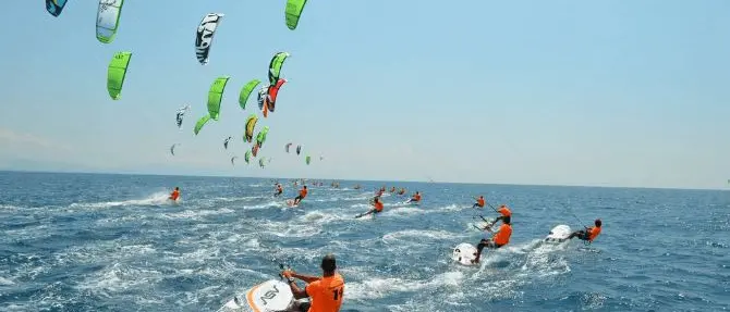 Il kitesurf dà spettacolo tra le onde di Gizzeria con i campionati mondiali