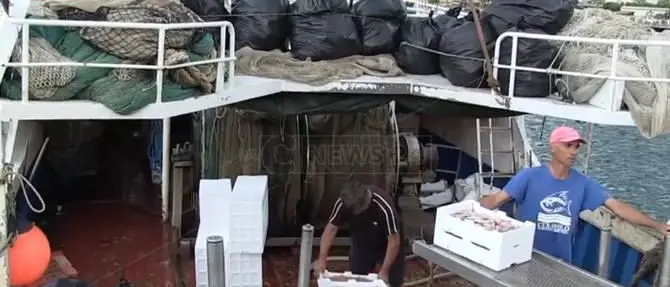 Pescatori ostaggio della plastica che non possono scaricare nei porti