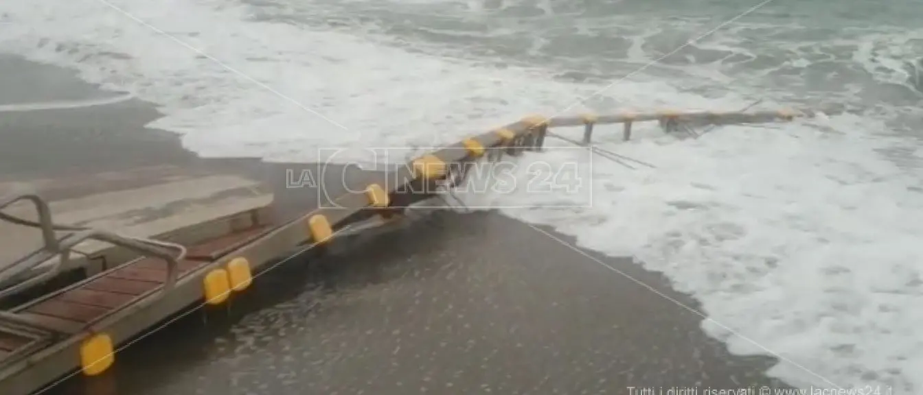Catanzaro, il maltempo devasta il lido per disabili: pagherà il Comune