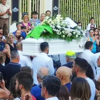 Cuginetti travolti da un suv, strazio senza fine al funerale del piccolo Simone