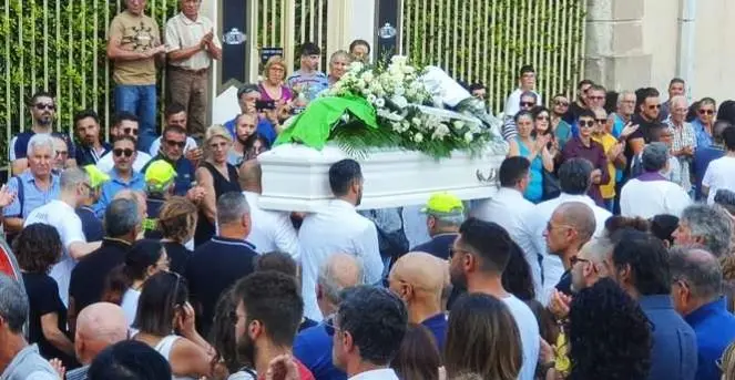 Cuginetti travolti da un suv, strazio senza fine al funerale del piccolo Simone