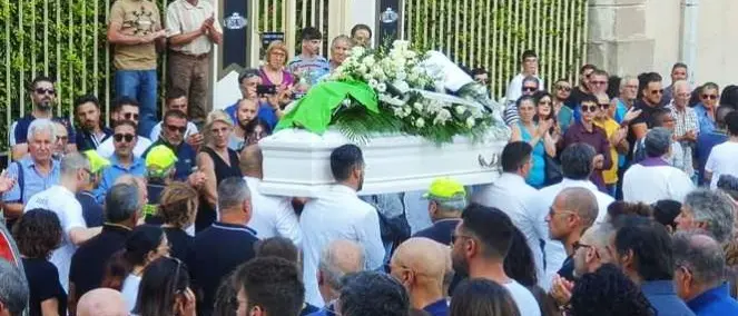 Cuginetti travolti da un suv, strazio senza fine al funerale del piccolo Simone