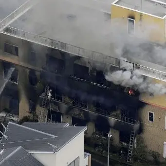 Strage in Giappone, appicca incendio e devasta studio di animazione: morti e feriti