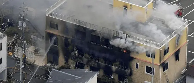 Strage in Giappone, appicca incendio e devasta studio di animazione: morti e feriti