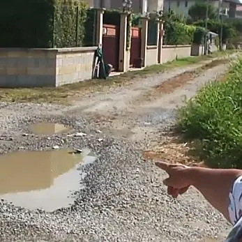 Strade dissestate a Sellia Marina, i residenti: «Ci sentiamo ai domiciliari»