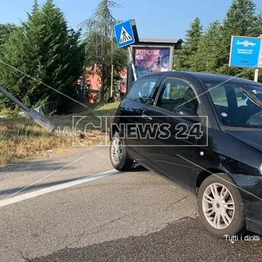 Rende, auto fuori strada nei pressi dell'Università. Due feriti lievi
