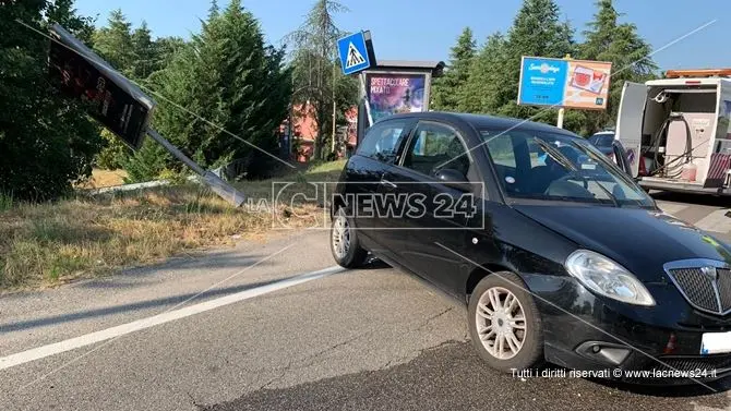 Rende, auto fuori strada nei pressi dell'Università. Due feriti lievi