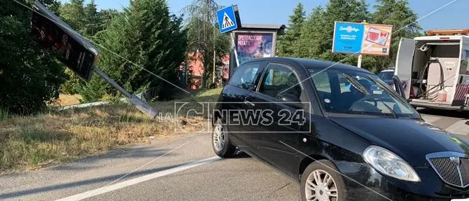 Rende, auto fuori strada nei pressi dell'Università. Due feriti lievi