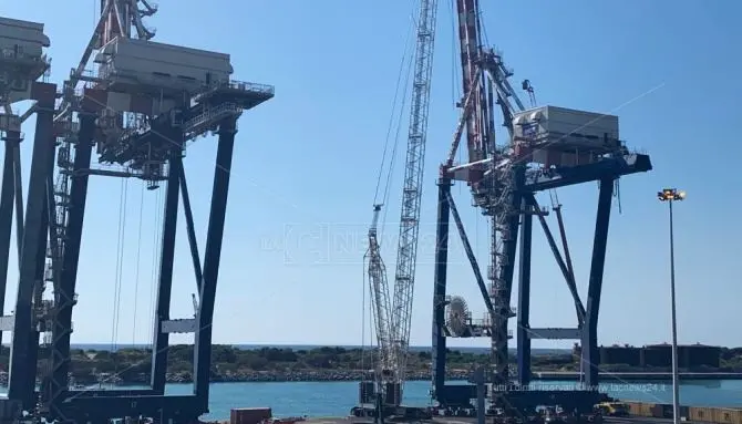 Incendio nel porto di Gioia Tauro, in fiamme una gru
