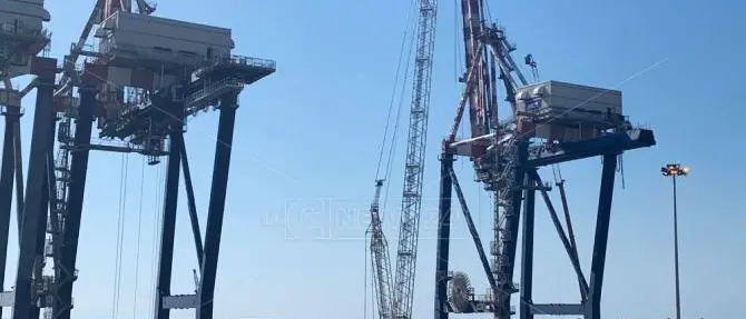 Incendio nel porto di Gioia Tauro, in fiamme una gru