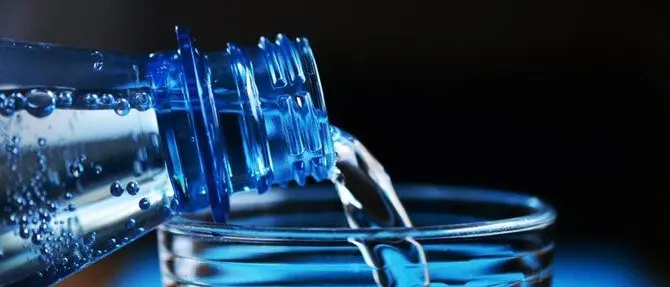 Chiare, fresche e… costose acque: bar o ristorante dissetarsi è un lusso