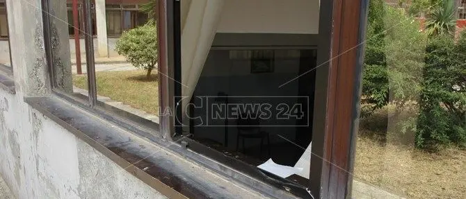 Lamezia, ladri entrano al Comune e trafugano una cassetta di sicurezza