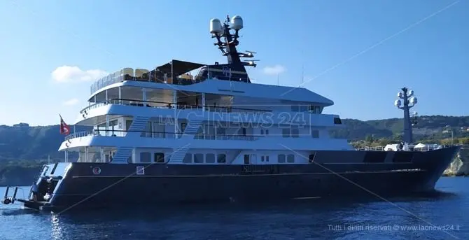 Il mega yatch di Flavio Briatore avvistato al largo di Tropea