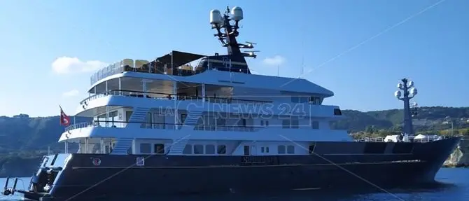 Il mega yatch di Flavio Briatore avvistato al largo di Tropea