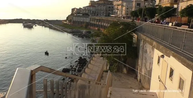 Tragedia a Diamante, giovane precipita dalla balconata del lungomare