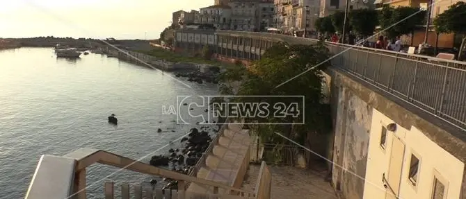 Tragedia a Diamante, giovane precipita dalla balconata del lungomare