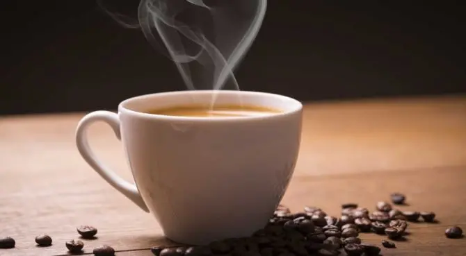 Bere troppi caffè aumenta il rischio di patologie al cuore