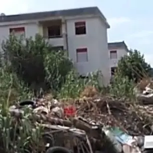 Montagne di rifiuti e case invase dai topi, vite ai margini della società nel ghetto Ciambra