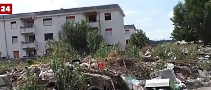 Montagne di rifiuti e case invase dai topi, vite ai margini della società nel ghetto Ciambra