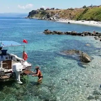 Briatico, via la spazzatura dai fondali grazie ai sub del progetto Carma