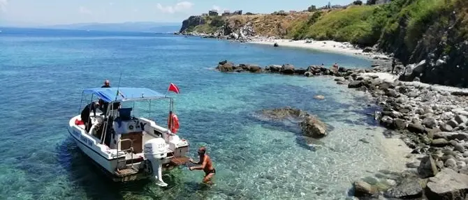 Briatico, via la spazzatura dai fondali grazie ai sub del progetto Carma