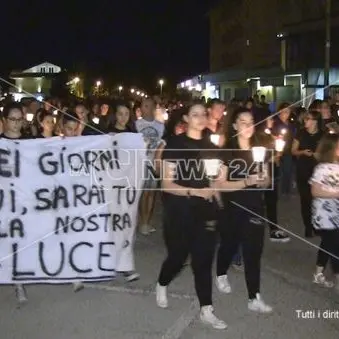 «Nei giorni bui sarai la nostra luce»: fiaccole accese per ricordare la mamma morta di parto