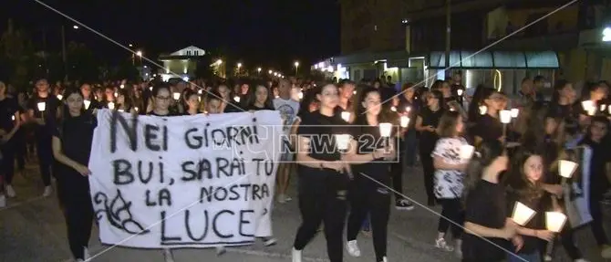 «Nei giorni bui sarai la nostra luce»: fiaccole accese per ricordare la mamma morta di parto