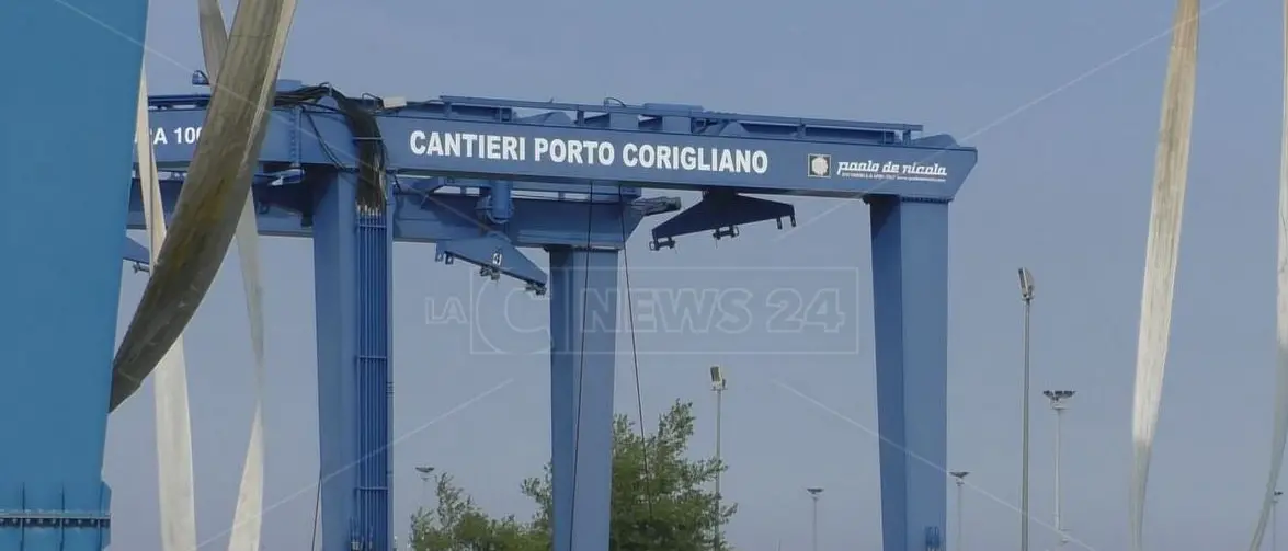 Disservizi, disagi e quella “stazione” fantasma nel porto di Schiavonea