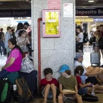 Treni in tilt per l'incendio di una cabina elettrica. La rabbia dei passeggeri