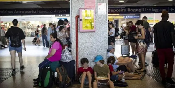 Treni in tilt per l'incendio di una cabina elettrica. La rabbia dei passeggeri