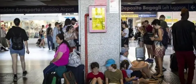 Treni in tilt per l'incendio di una cabina elettrica. La rabbia dei passeggeri